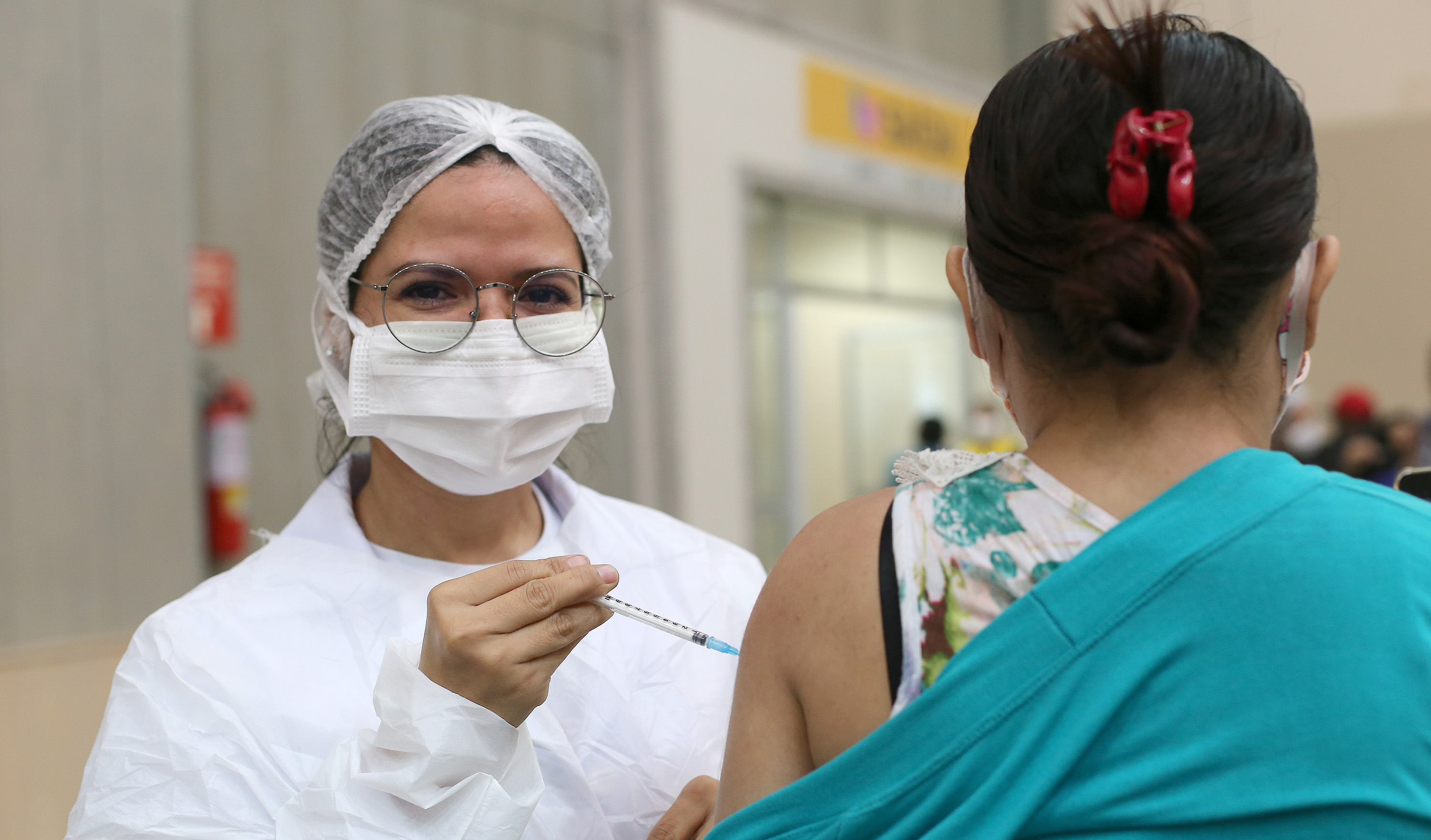 enfermeira vacina uma mulher 